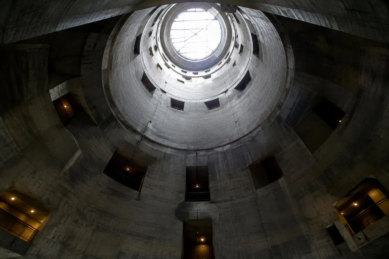 Vista ascendente del interior de un cilindro de concreto con tragaluz (foto de ejemplo)
