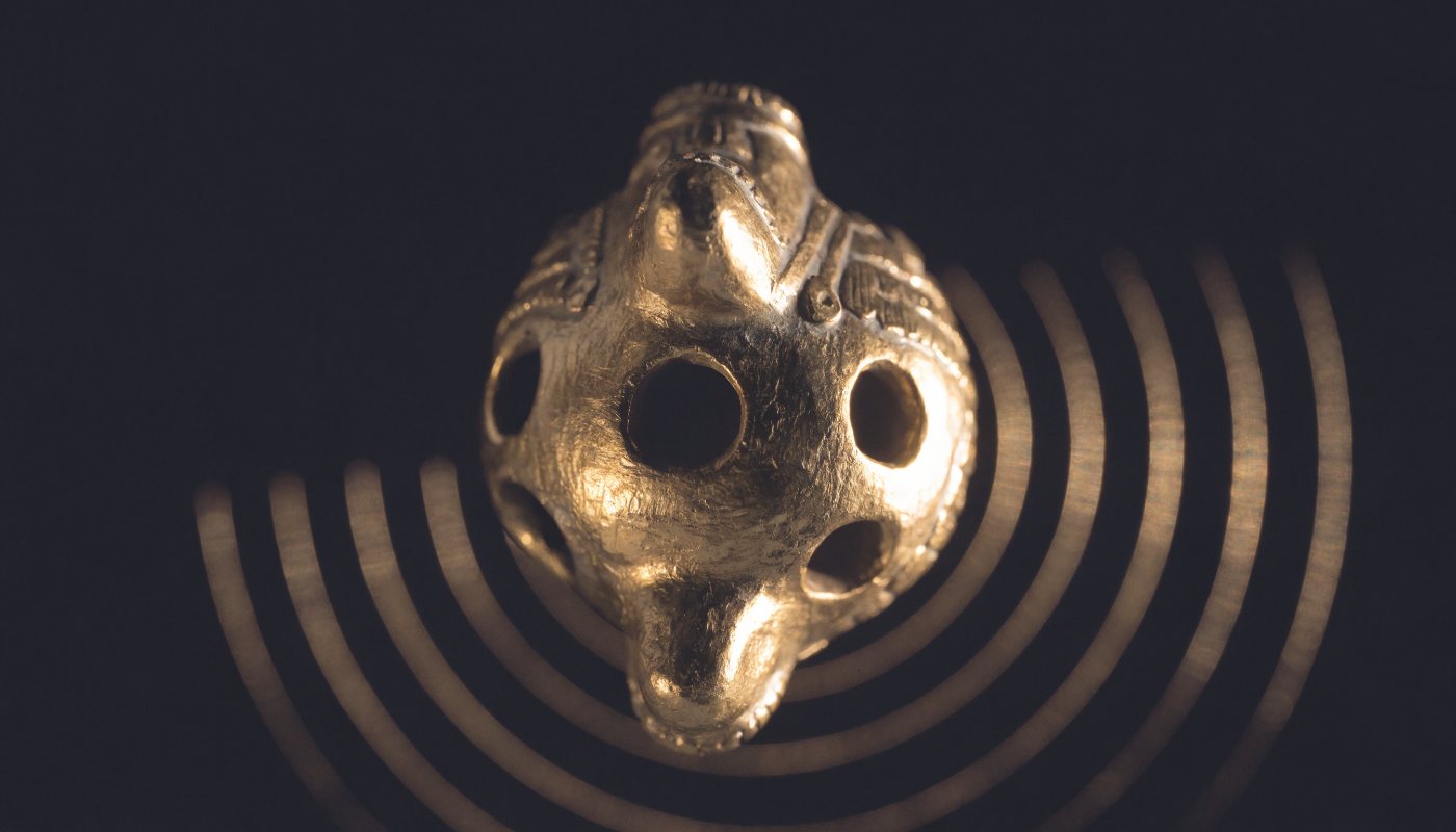 Piezas de oro precolombino en la sala de exhibición